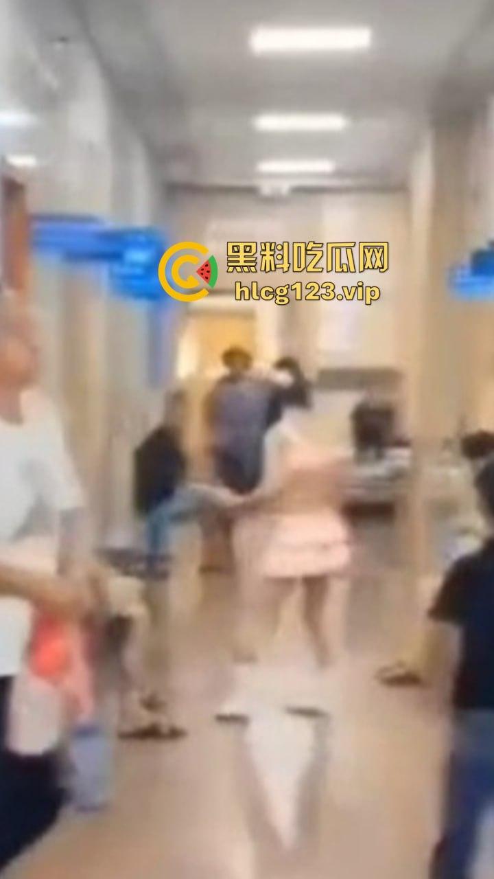 精神病女在医院狂骚!穿得跟没穿一样,过道上跳得骚气冲天,围观群众全程傻眼!-6