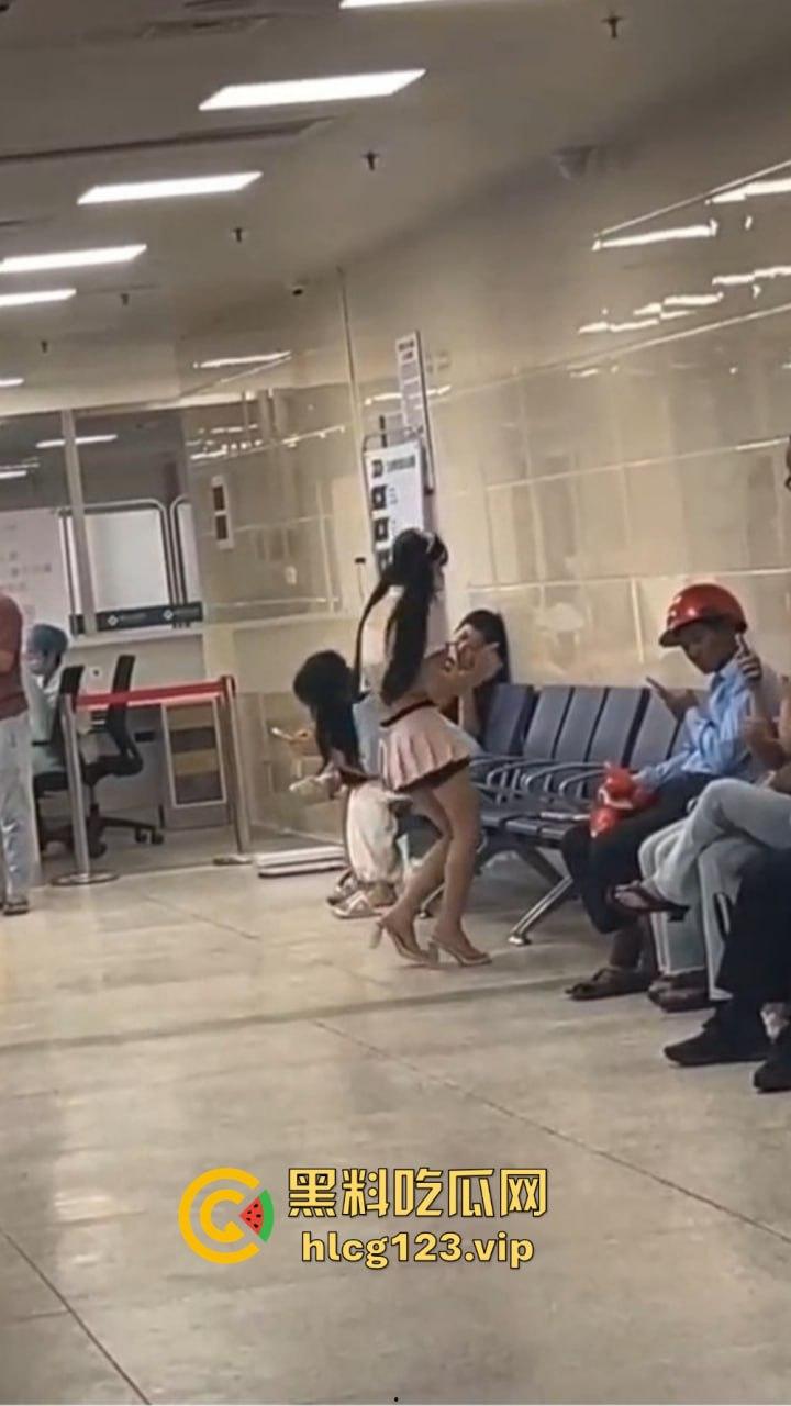 精神病女在医院狂骚!穿得跟没穿一样,过道上跳得骚气冲天,围观群众全程傻眼!-8