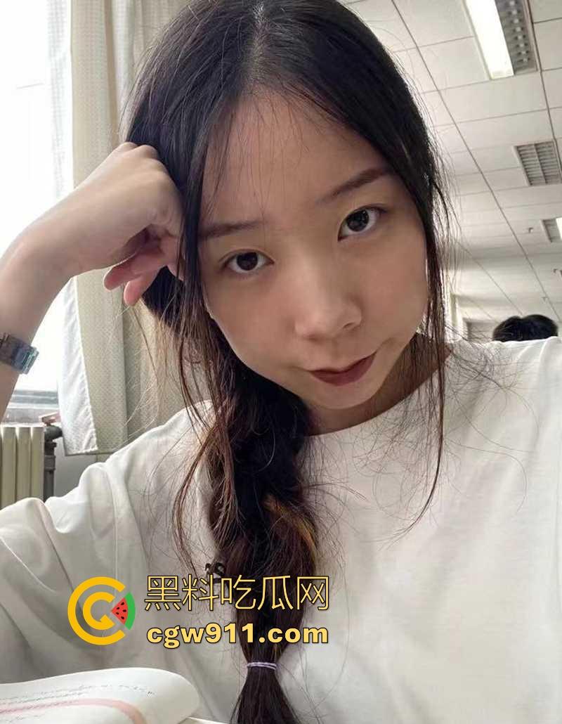 江苏盐城淫荡反差婊不雅视频泄露,超反差眼镜妹每天下班就是做爱,边口交边面对镜头比耶,撅起翘臀被猛操!-1