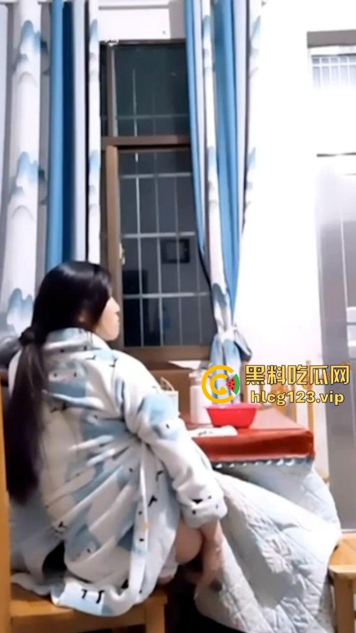 骚妇逼痒难耐 当婆婆面桌子里底下插穴止痒 被小叔子拍下抠逼全过程-6