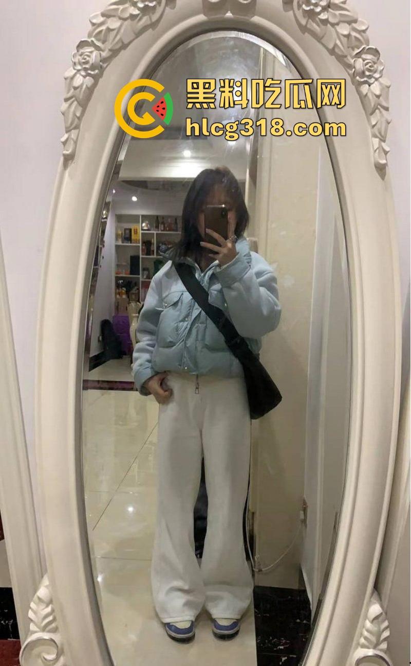 陕西商洛清纯反差大一学妹【李睿莹】网调视频曝光,微胖母狗假期在家发情,浑身写满下贱铭文。-4