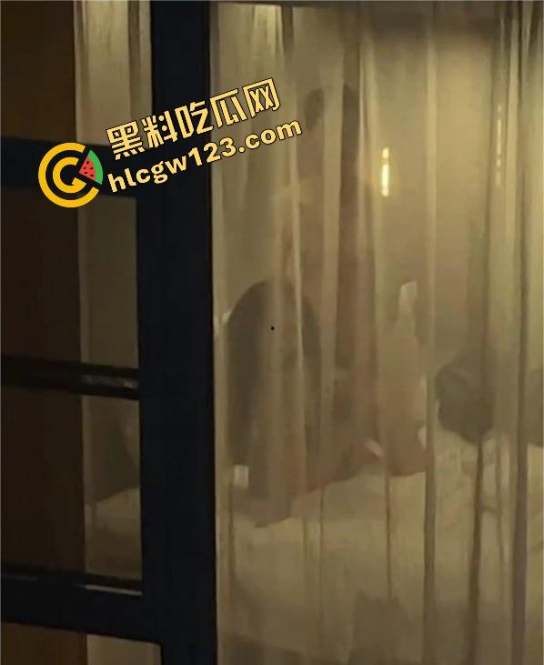 酒店激情夜全程直播，薄纱遮体却遮不住啪啪呻吟，对面楼几位老哥出差直接举手机围观，朦胧现场太顶了！-6