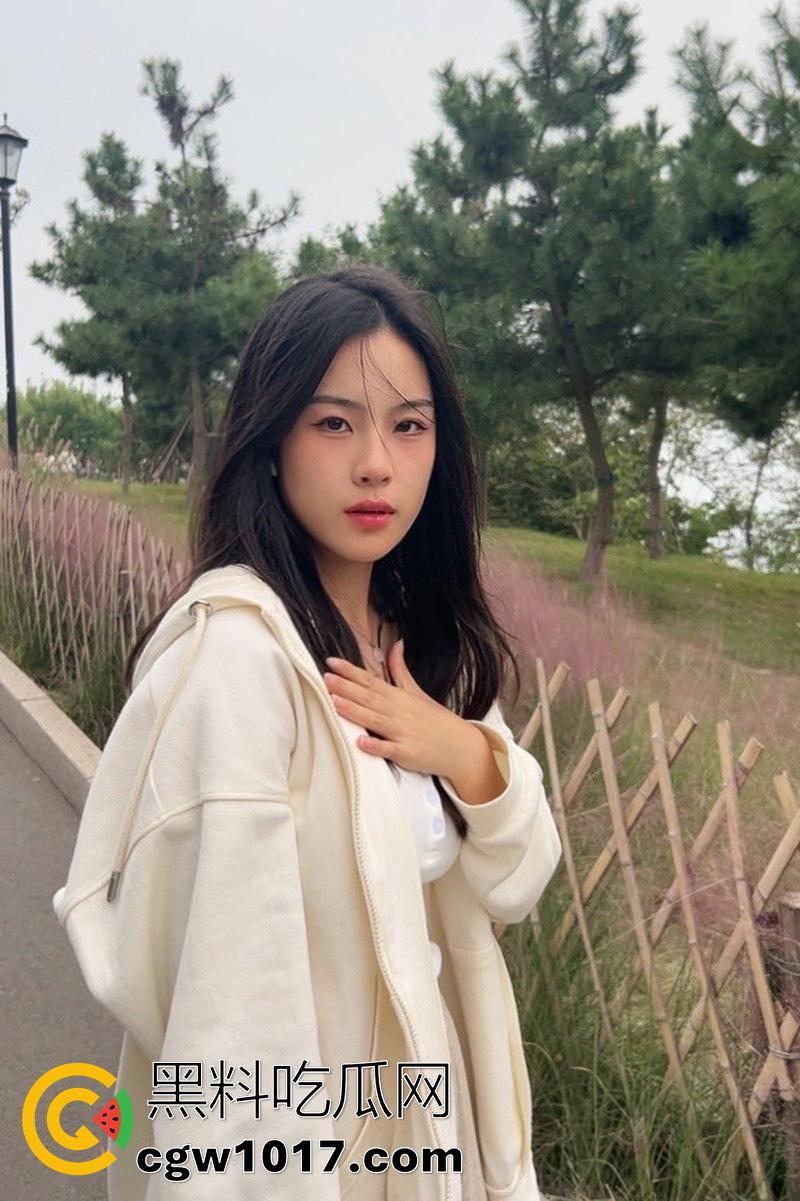 上海同济大学清纯小学妹【王梓紫】,身材性感奶大臀翘,被大屌体育生勾搭,到酒店展示吃鸡技术,小嘴都撑爆了!-2