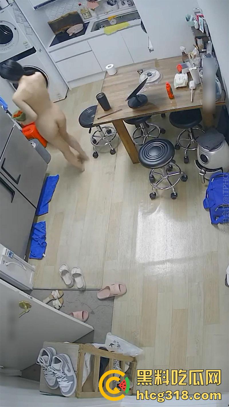 变态房东偷窥狂,出租屋按针孔摄像头偷窥,性感小姐姐母女生活,居家全裸大奶长腿,小翘臀看着就欠干!-5