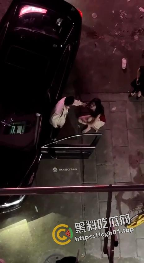 今日热瓜!迈腾哥当街暴打妻子 出门半小时都能偷个男人 内衣扯烂奶子都给拉出来了-1