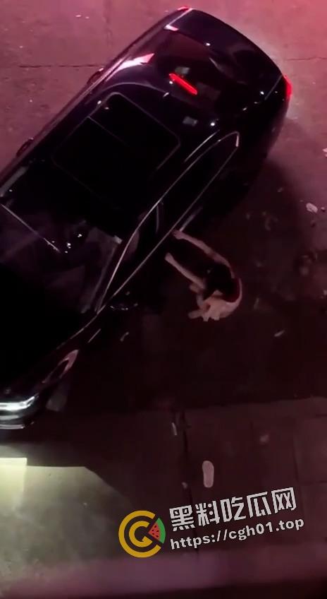 今日热瓜!迈腾哥当街暴打妻子 出门半小时都能偷个男人 内衣扯烂奶子都给拉出来了-2