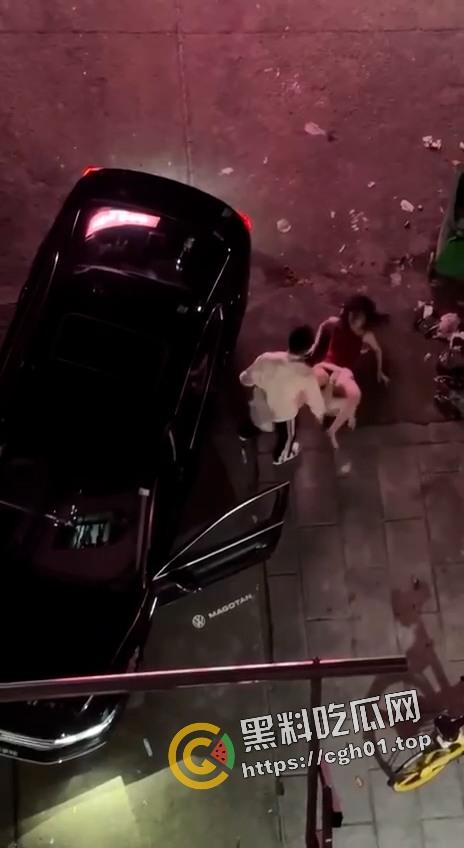 今日热瓜!迈腾哥当街暴打妻子 出门半小时都能偷个男人 内衣扯烂奶子都给拉出来了-3