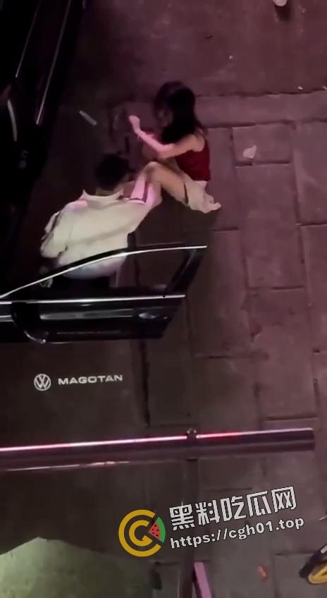 今日热瓜!迈腾哥当街暴打妻子 出门半小时都能偷个男人 内衣扯烂奶子都给拉出来了-4