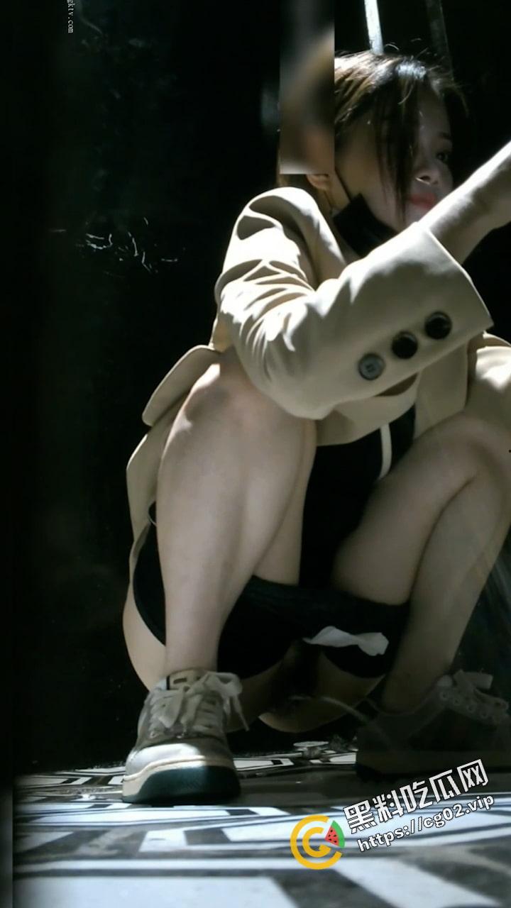 偸拍Club夜场 女厕 超多时尚靓妹方便 逼脸同框 意外收获性急小情侣口交后入快餐式性爱-6