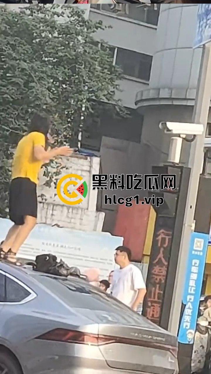 女子跳上等红灯的车顶狂舞,是模仿青岛大姐还是搏出位求流量?-3