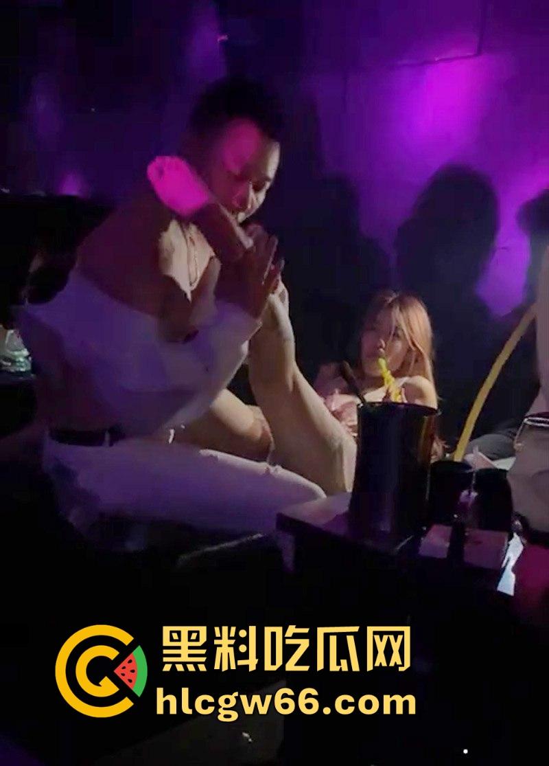 情侣酒吧溜冰 吸嗨后不顾旁人现场上演性爱诱惑 激烈打桩爆操女友嫩穴!-3