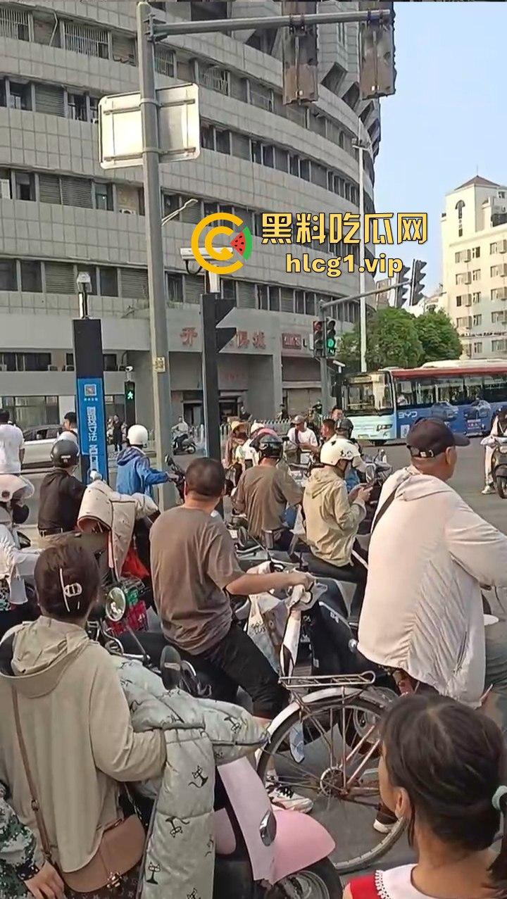 女子跳上等红灯的车顶狂舞,是模仿青岛大姐还是搏出位求流量?-6