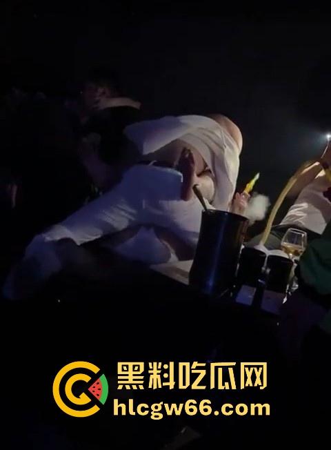 情侣酒吧溜冰 吸嗨后不顾旁人现场上演性爱诱惑 激烈打桩爆操女友嫩穴!-7