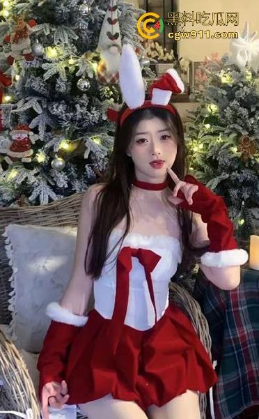 广州大学清纯女大【王肖琴】圣诞女仆情趣装约炮网友,白丝美腿诱惑调教,酒店激情全程无套!-1