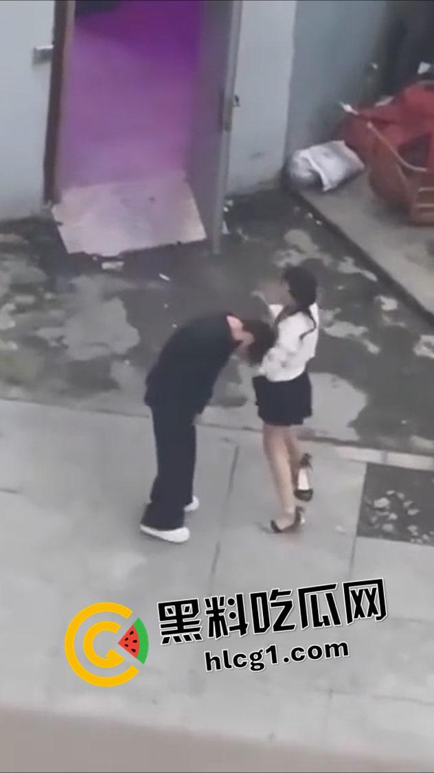 蟑螂系女友!同时对峙两个男友 跳楼后毫发无伤还在纠缠 被抱摔内脏出血 真是不作不会死啊-1