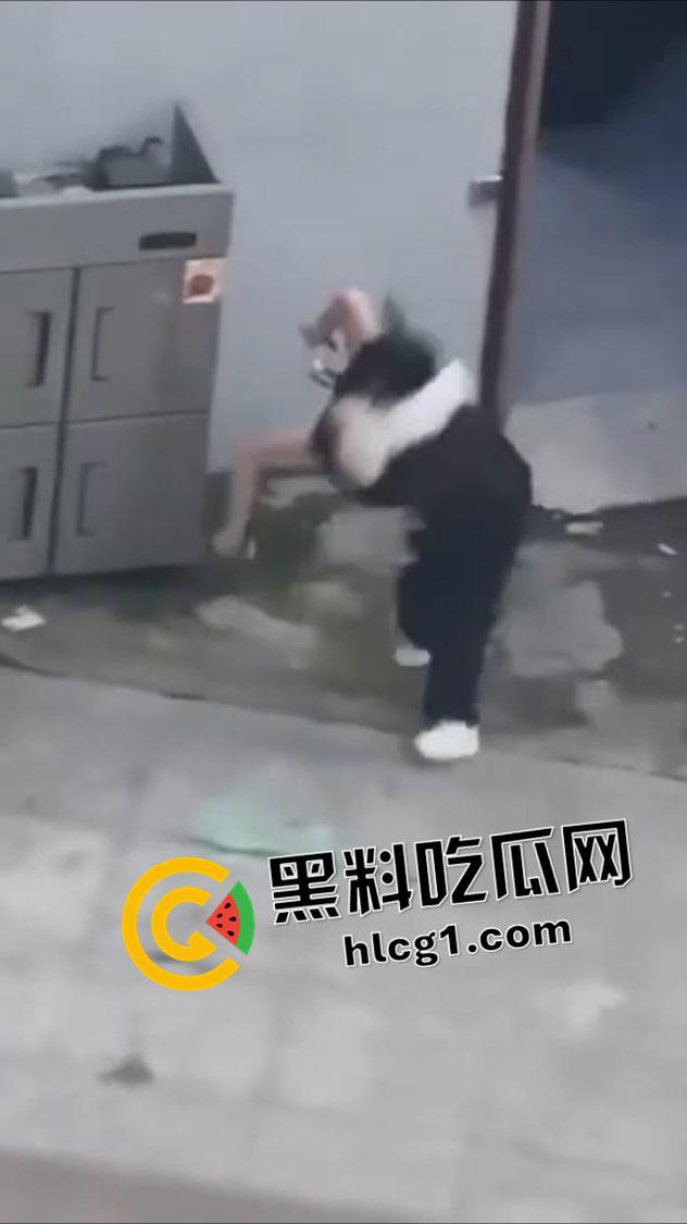 蟑螂系女友!同时对峙两个男友 跳楼后毫发无伤还在纠缠 被抱摔内脏出血 真是不作不会死啊-2