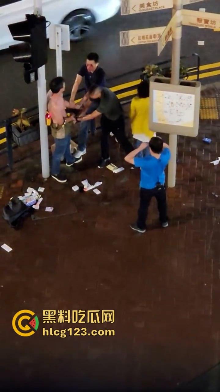 小偷夫妻挺猖狂！【黄埔新天地AEON】惊现“拿”货男女 被保安当众“打包”带走 丢人丢到家了！-1