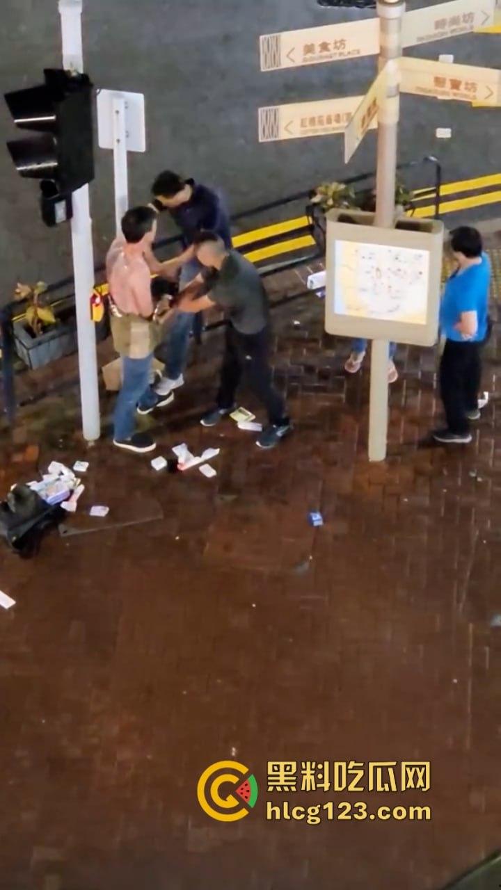 小偷夫妻挺猖狂！【黄埔新天地AEON】惊现“拿”货男女 被保安当众“打包”带走 丢人丢到家了！-5