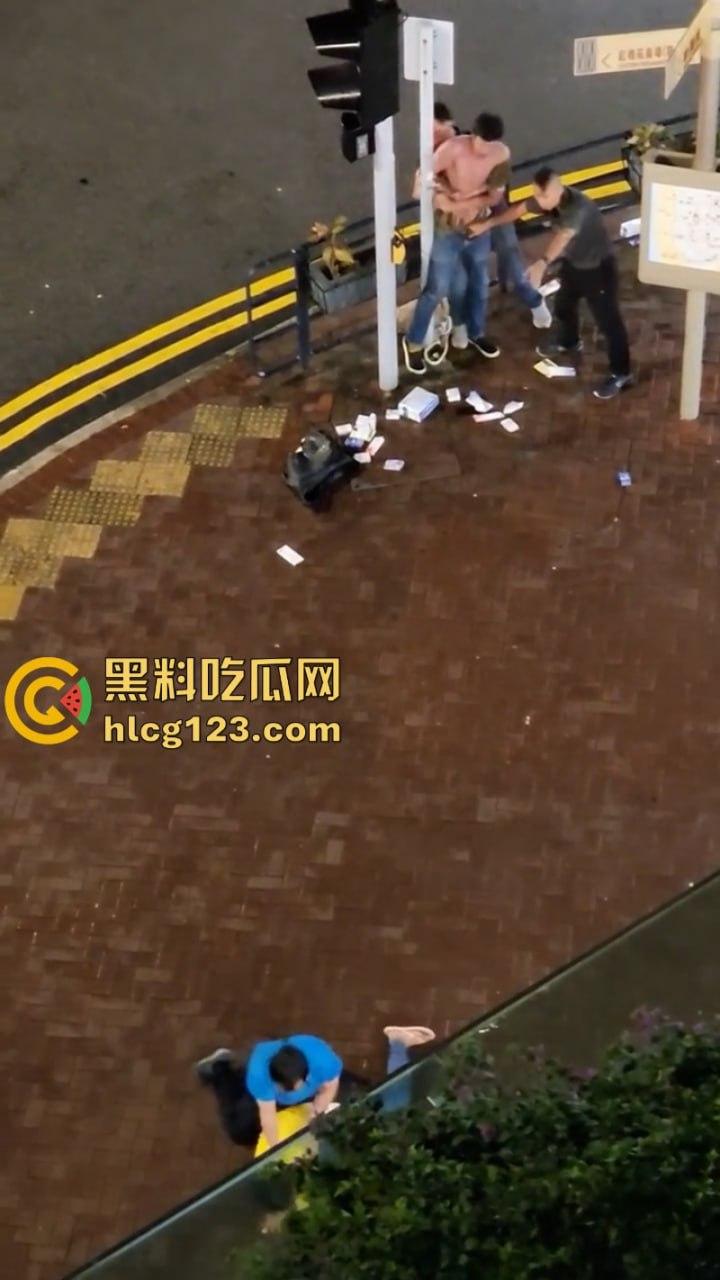 小偷夫妻挺猖狂！【黄埔新天地AEON】惊现“拿”货男女 被保安当众“打包”带走 丢人丢到家了！-6