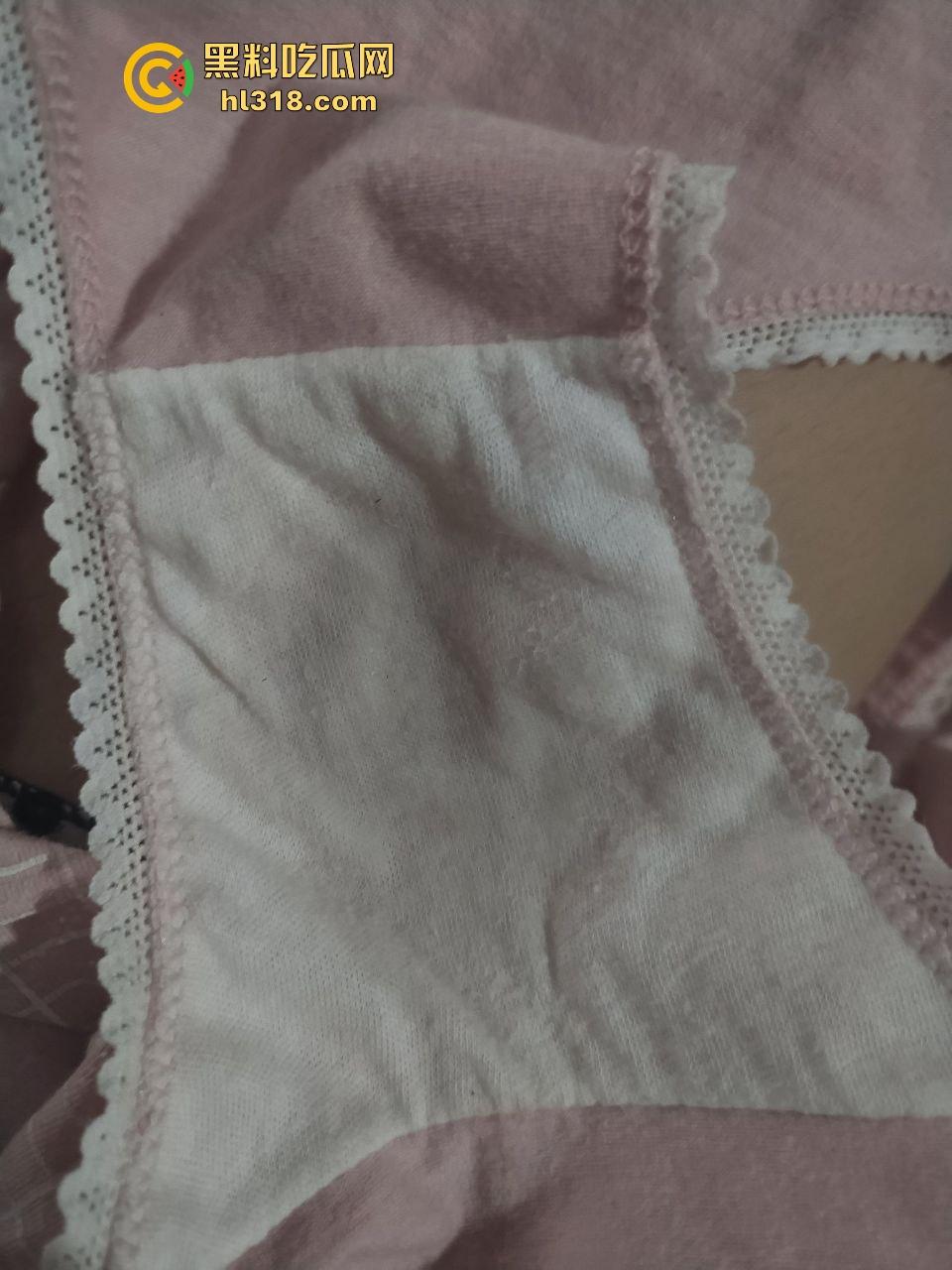 清纯可爱女高上课自慰,边跟同桌聊天边揉搓大奶,还装无事发生,确实淫穴早已泛滥成灾!-4