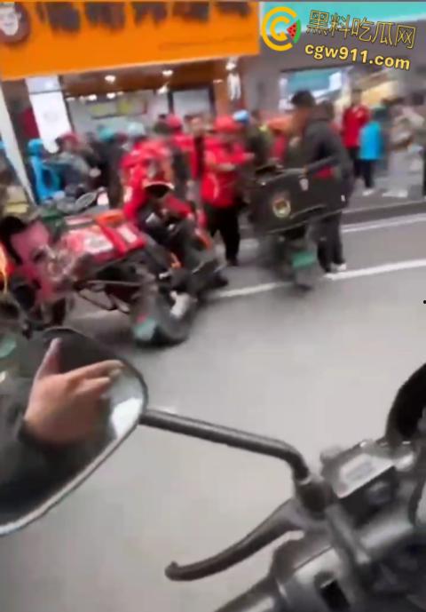 饿了么VS京东外卖,美团骑手围观助威,街头冲突真实拍摄,一群人扭打在一团,混乱场面震撼人心 !-1