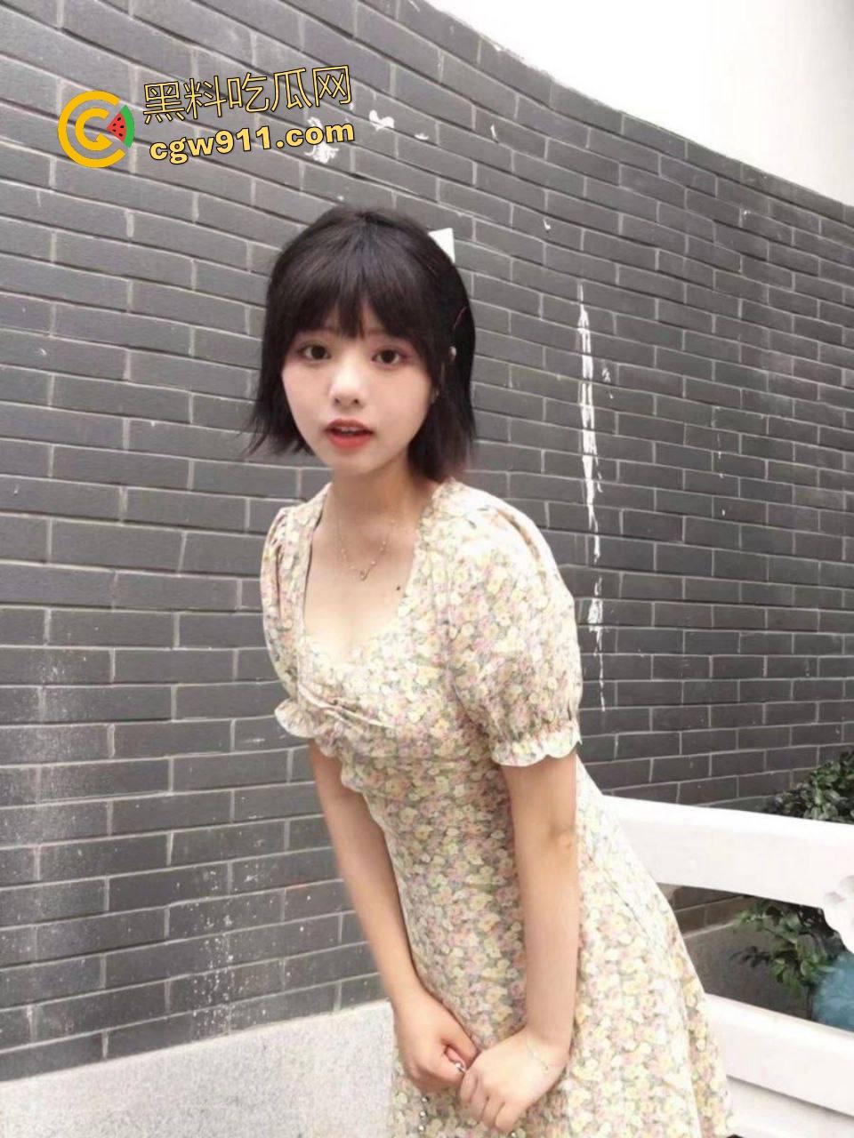 大专短发萝莉【李秋玥】，清纯外表下第一次跪舔巨屌，首次口交技术生涩，眼神却妩媚到金主精水直流！-1