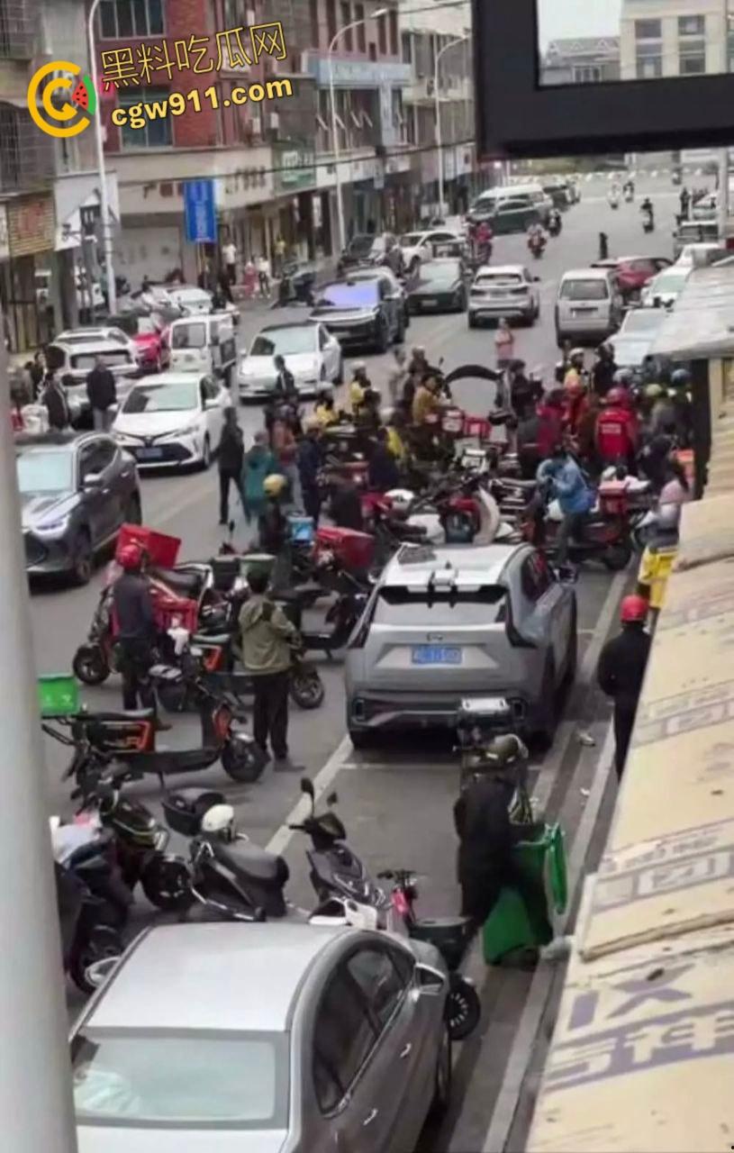 饿了么VS京东外卖,美团骑手围观助威,街头冲突真实拍摄,一群人扭打在一团,混乱场面震撼人心 !-5