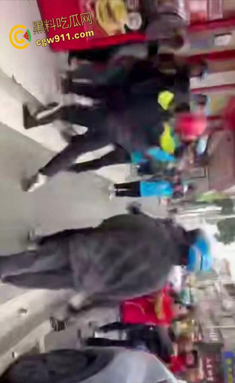 饿了么VS京东外卖,美团骑手围观助威,街头冲突真实拍摄,一群人扭打在一团,混乱场面震撼人心 !-7