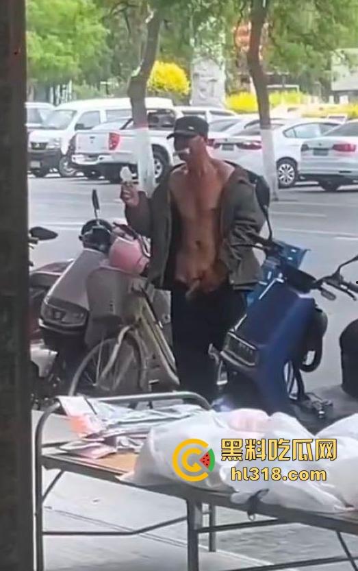 奇葩老头的迷幻操作，离谱老登对着服装店人体模特意淫，又亲又顶又抱的，这是什么新的老登锻炼方式吗？-7