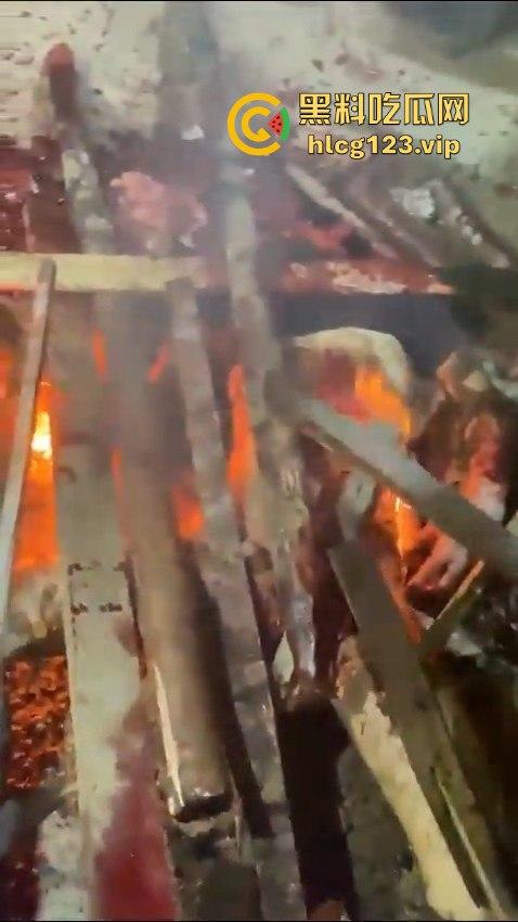 巴西强奸犯当场被烧成灰！群众直接打半死后淋汽油点火，原地火化省事儿，咖喱哥们该效仿了！-10