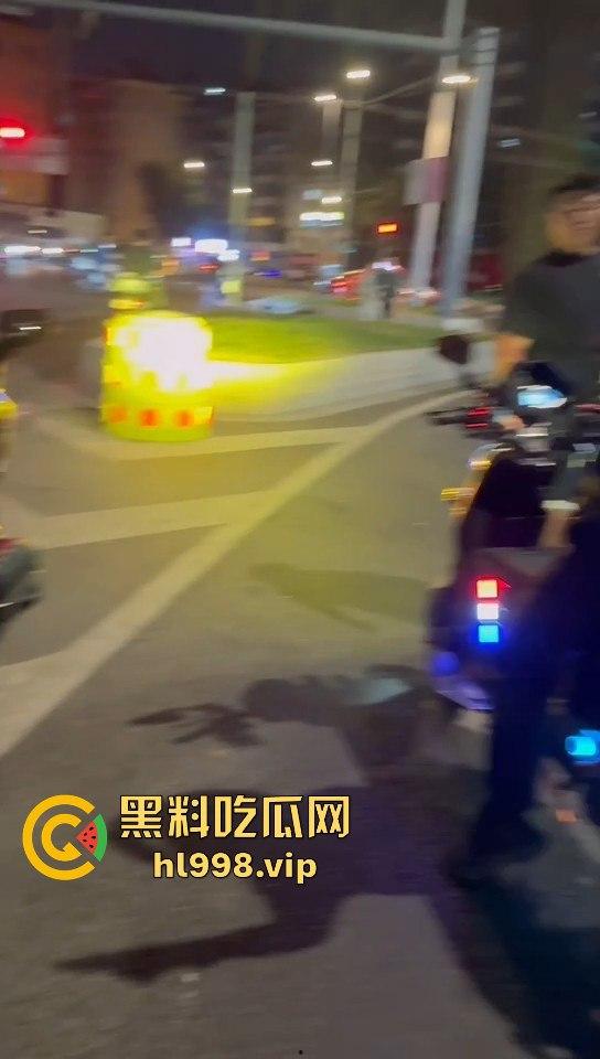 保安冒充警察,骑改装鬼火去查车,真以为鬼火少年都是低能儿?侮辱人也不带这么玩的!-7