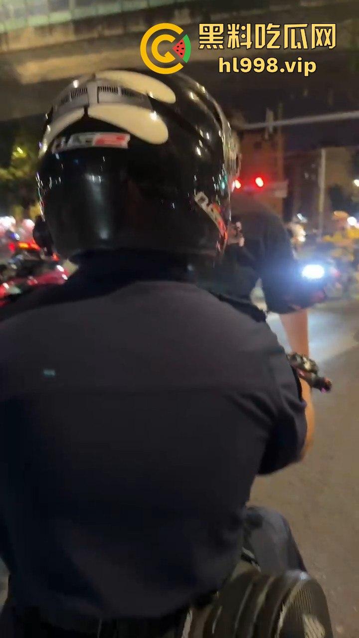 保安冒充警察,骑改装鬼火去查车,真以为鬼火少年都是低能儿?侮辱人也不带这么玩的!-10