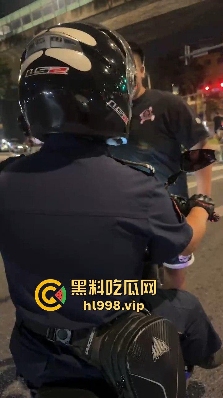 保安冒充警察,骑改装鬼火去查车,真以为鬼火少年都是低能儿?侮辱人也不带这么玩的!-12