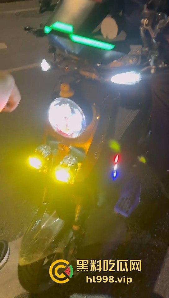 保安冒充警察,骑改装鬼火去查车,真以为鬼火少年都是低能儿?侮辱人也不带这么玩的!-13