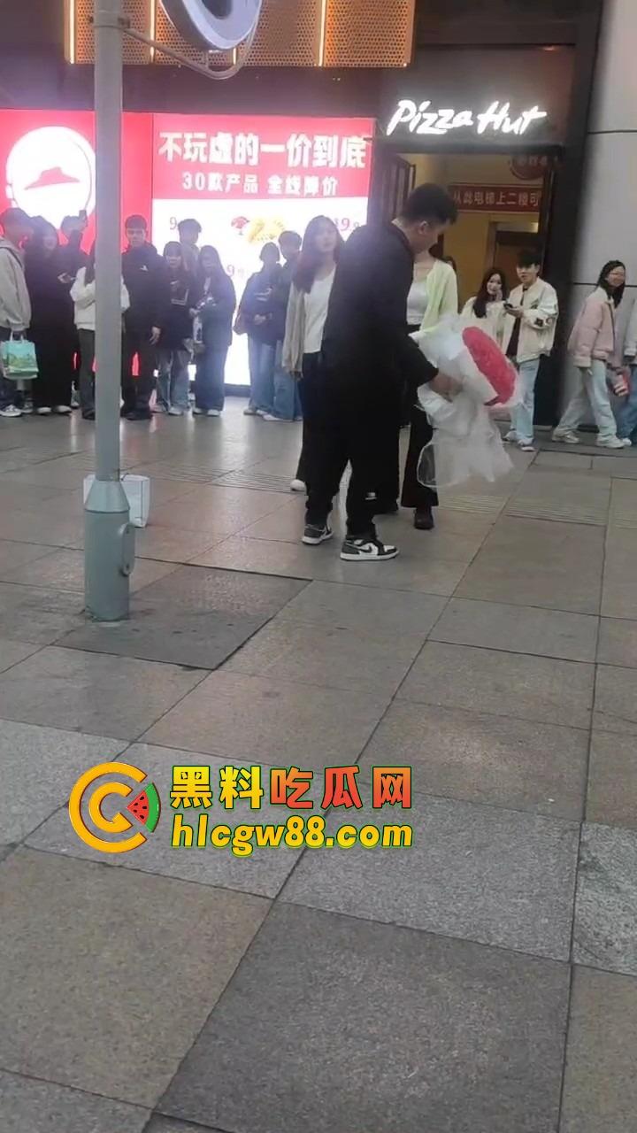 南宁网红求婚人山人海围观，结果女方一巴掌扇得震天响，旁边阿姨吓到后退三步，这到底是爱还是惩罚？-2