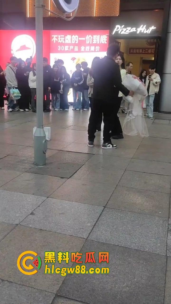 南宁网红求婚人山人海围观，结果女方一巴掌扇得震天响，旁边阿姨吓到后退三步，这到底是爱还是惩罚？-3