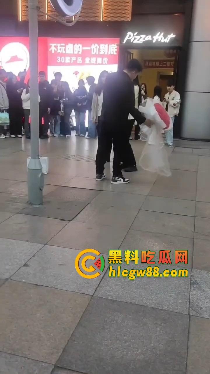 南宁网红求婚人山人海围观，结果女方一巴掌扇得震天响，旁边阿姨吓到后退三步，这到底是爱还是惩罚？-7