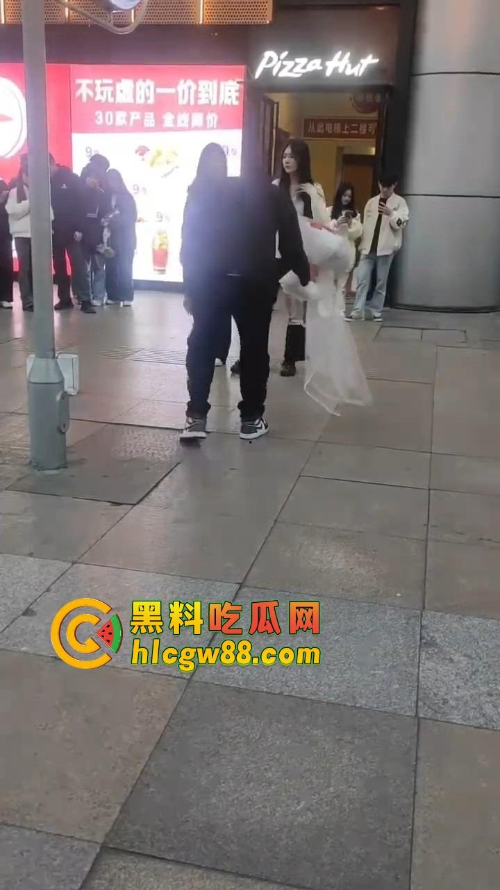 南宁网红求婚人山人海围观，结果女方一巴掌扇得震天响，旁边阿姨吓到后退三步，这到底是爱还是惩罚？-8