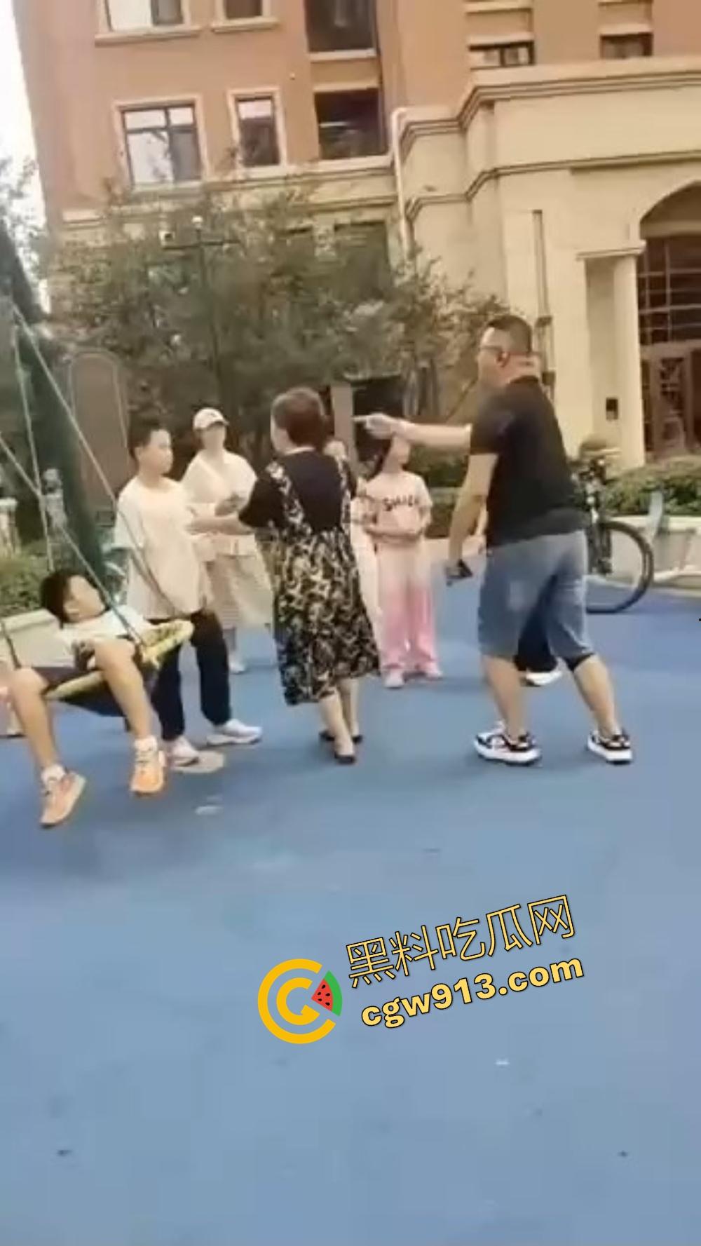 辽宁营口鲅鱼圈丧尽天良，3名成年人小区轮番殴打辱骂孩子，没健身区就撒气？真当无人敢管！-7