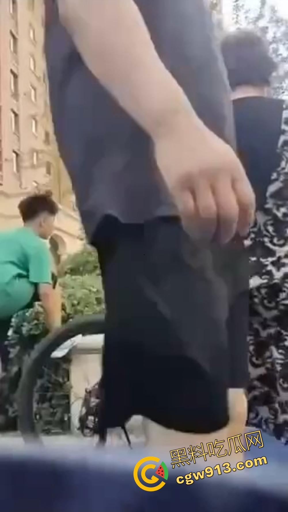 辽宁营口鲅鱼圈丧尽天良，3名成年人小区轮番殴打辱骂孩子，没健身区就撒气？真当无人敢管！-13