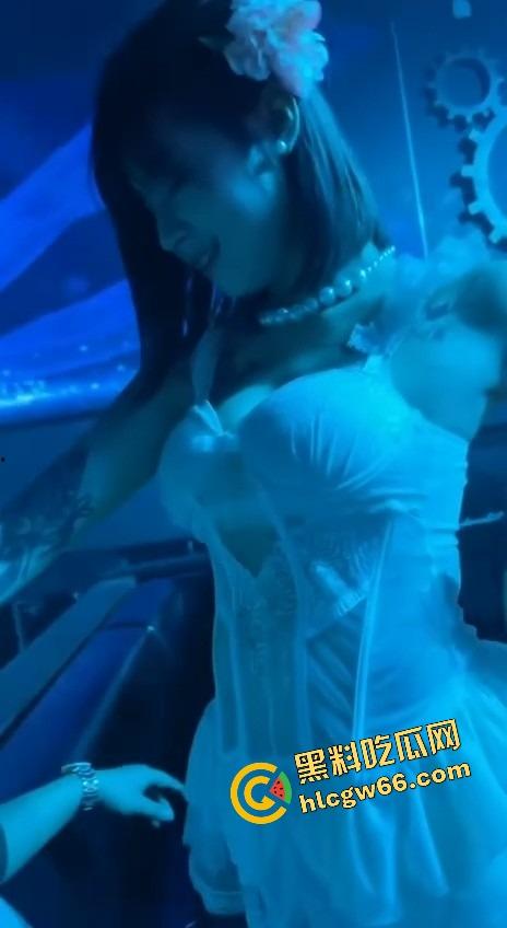 越南胡志明夜生活太踏马炸裂了，泳池开群P裸体派对，美女骚得把逼塞你嘴里，根本不讲武德！-1