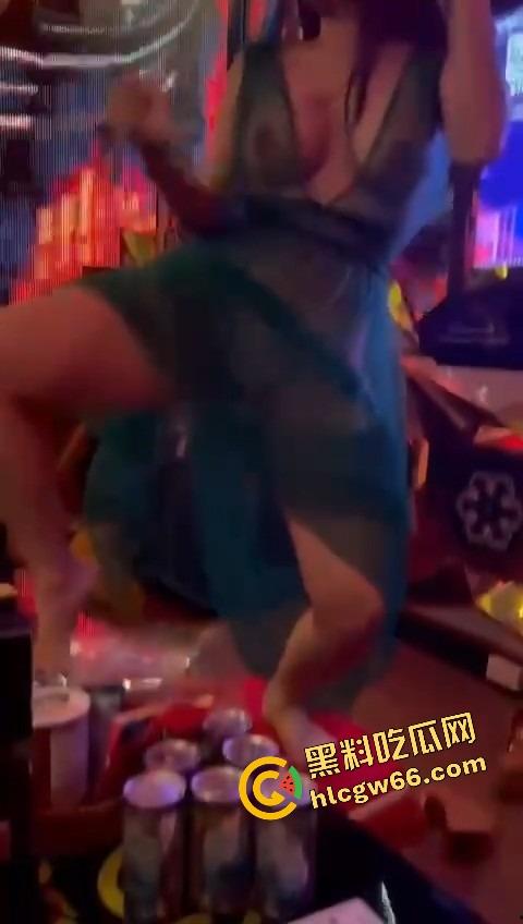 越南胡志明夜生活太踏马炸裂了，泳池开群P裸体派对，美女骚得把逼塞你嘴里，根本不讲武德！-4