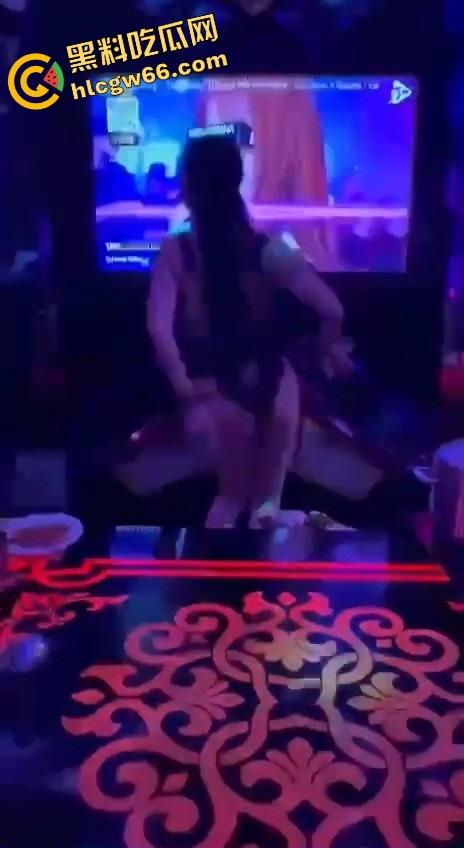 越南胡志明夜生活太踏马炸裂了，泳池开群P裸体派对，美女骚得把逼塞你嘴里，根本不讲武德！-10