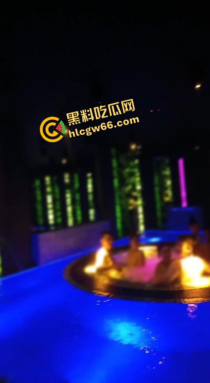 越南胡志明夜生活太踏马炸裂了，泳池开群P裸体派对，美女骚得把逼塞你嘴里，根本不讲武德！-13