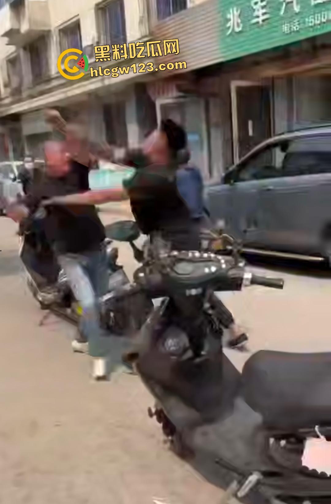 东北两条老鬼打年轻人，后生仔一棍直接打晕一个后脑勺开花，人倒后说是正当防卫！-3