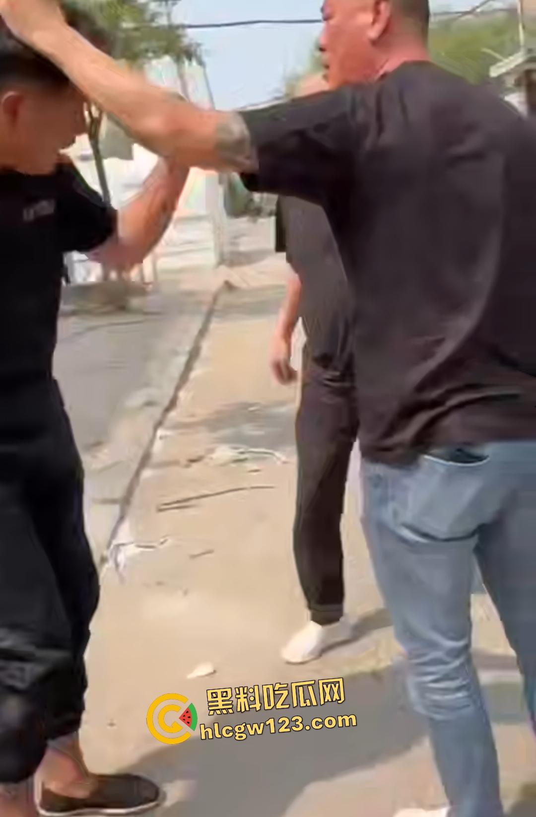 东北两条老鬼打年轻人，后生仔一棍直接打晕一个后脑勺开花，人倒后说是正当防卫！-6