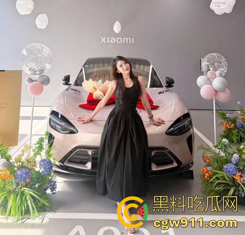 海口小仙女司机，和外卖小哥打架，当场撒泼别车后，还先动手打人，后面还摇人了，女司机最后被警察拷走。-1