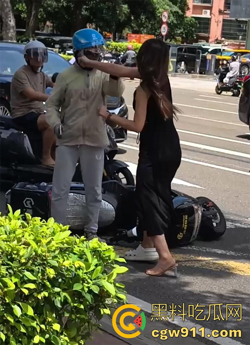 海口小仙女司机，和外卖小哥打架，当场撒泼别车后，还先动手打人，后面还摇人了，女司机最后被警察拷走。-3