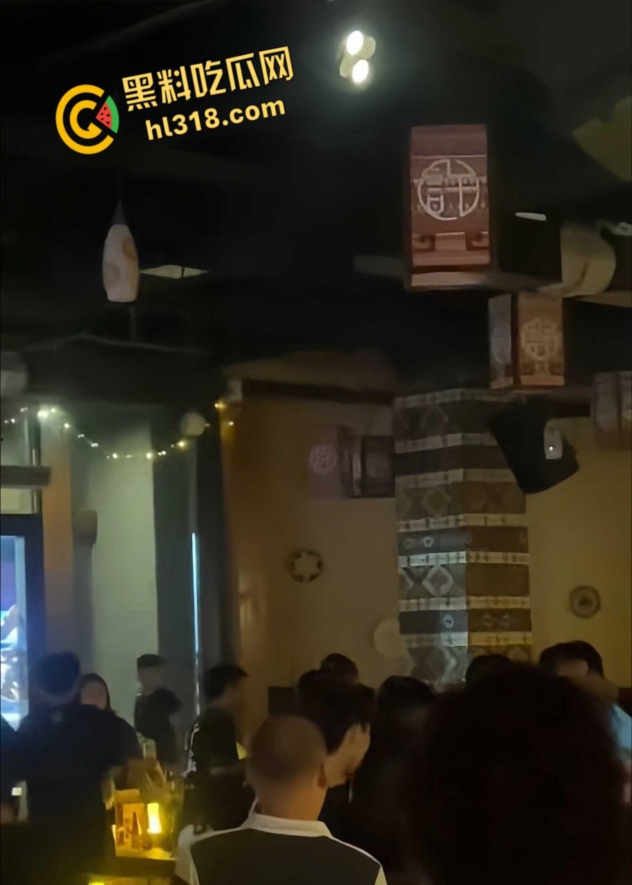 洛阳民谣酒馆上演全武行，精神小伙醉酒挑事，两方男女混战，店员拦都拦不住，场面堪比武林大会！-6