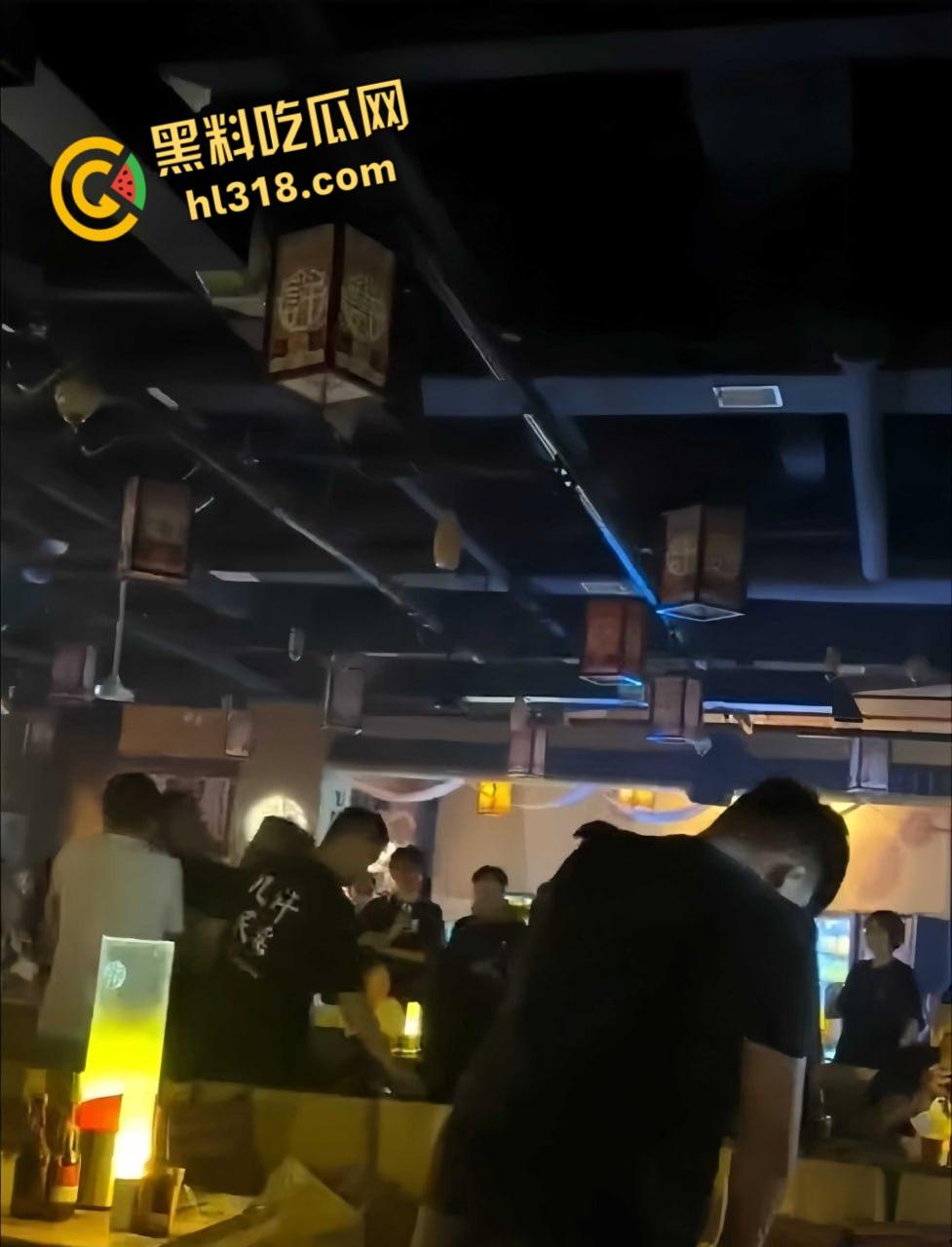 洛阳民谣酒馆上演全武行，精神小伙醉酒挑事，两方男女混战，店员拦都拦不住，场面堪比武林大会！-7